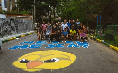 Antes de jogo do Brasil, torcida entra no clima com pintura no