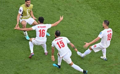 No apagar das luzes, Irã vence País de Gales e segue vivo na Copa