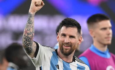 Com gol de Messi em sua milésima partida, Argentina bate Austrália