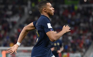 Brasileiros comemoram em Paris classificação para as oitavas de final na  Copa
