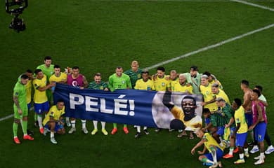 Jogadores da Seleção homenageiam Pelé com faixa após vitória sobre