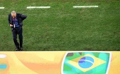 Tite não consola jogadores e deixa o gramado após eliminação do Brasil na  Copa do Mundo - Lance!