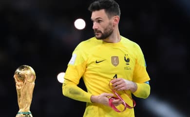 Campeão, francês Hugo Lloris é o quarto goleiro a levantar a taça da Copa -  15/07/2018 - Esporte - Folha