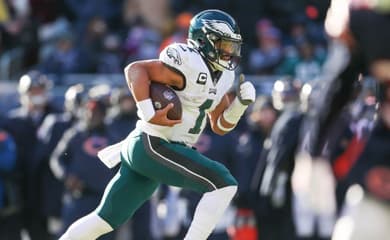 Jalen Hurts anota três touchdowns e lidera Philadelphia Eagles a