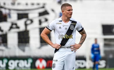 Ele é titular absoluto do Vasco e vai jogar lesionado contra o Corinthians