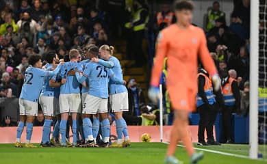 City vence Chelsea fora de casa e se aproxima do líder Arsenal no