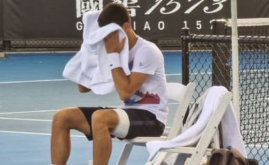 Djokovic é atingido nas pernas por smash à queima-roupa quando