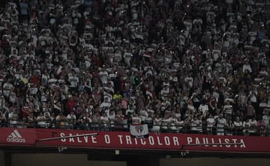 Com recorde de público, Corinthians marca no fim e bate São Paulo