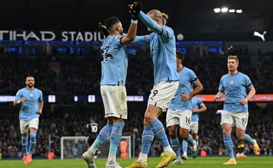 Manchester City bate Aston Villa, cola no líder Arsenal e esquenta briga  pelo título da Premier League - Lance!