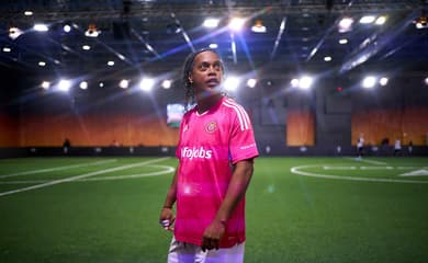 Com 'desistência' nos pênaltis, Ronaldinho Gaúcho estreia em liga