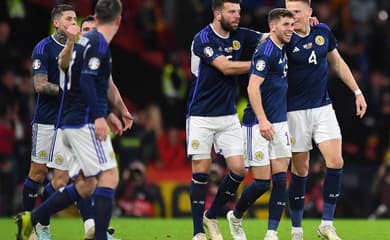 Meia do Manchester United mostra faro artilheiro, e Escócia vence