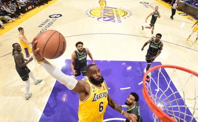 Lakers batem Warriors no fim e ficam a uma vitória da final do