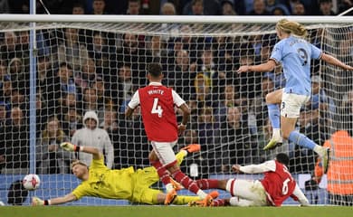 Manchester City goleia Arsenal e se aproxima da liderança da