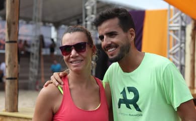 Equipe masculina e retrato em uma quadra de tênis para competição