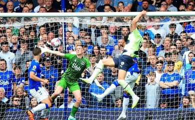 Manchester City vence Arsenal e assume liderança da Premier League