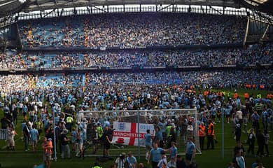 Torcida do Manchester City festeja título até o sol raiar