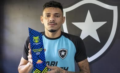 Ex-Corinthians recebe prêmios de Craque e Melhor Atacante do