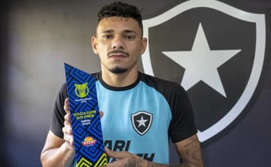 Ex-Corinthians recebe prêmios de Craque e Melhor Atacante do