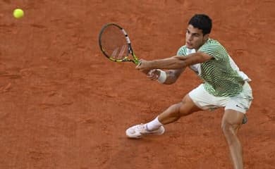 Alcaraz x Djokovic na semi de Roland Garros: horário e onde assistir