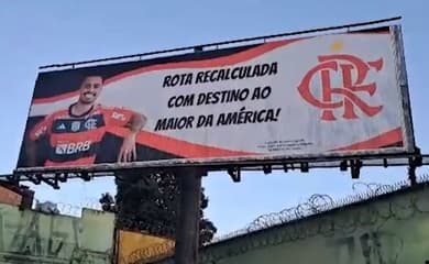 Outdoor de publicidade com jogo de futebol ao vivo