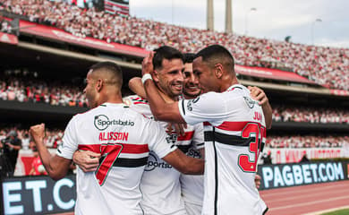 São Paulo vira no tempo normal, vence o Santos nos pênaltis e vai