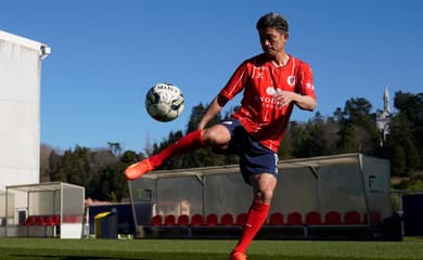 Jogador mais velho do mundo renova contrato com seu time por mais