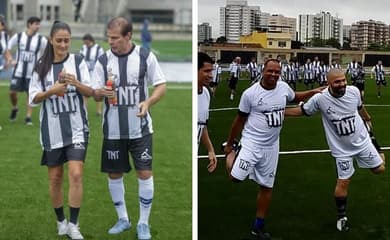 Menino Que Joga O Futebol - Tomando Um Lance Dentro Imagem de