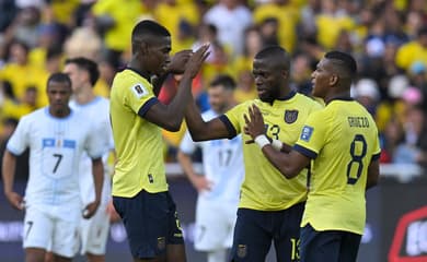 Campo de futebol com escalação da equipe do equador para