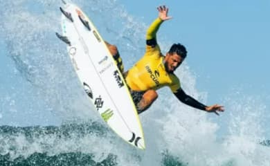 Filipe Toledo conquista título do Circuito Mundial de Surfe