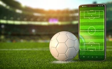 Banner de venda de verão online com smartphone e palmeiras