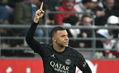 Artilheiros da Copa do Mundo 2022: Mbappé marca hat-trick na final e recebe  prêmio; veja lista - Lance!