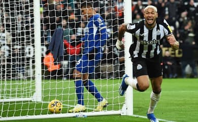 Arsenal sai atrás, mas busca empate com Chelsea no clássico