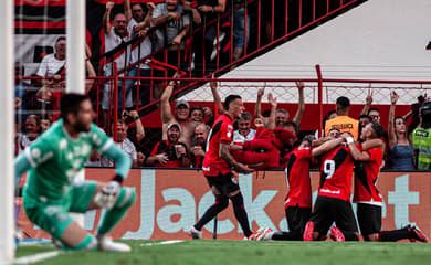 Galeria: confira imagens da goleada do Vila Nova no 1º jogo da