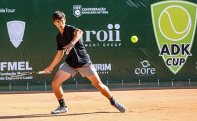 Atleta masculino sério na quadra de tênis para uma competição com