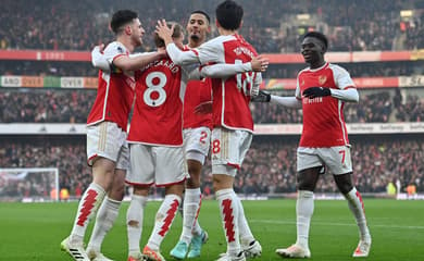 Arsenal vence Brentford com gol no fim e é novo líder do Inglês