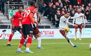 De virada, Manchester City vence o Luton Town e se mantém vivo na