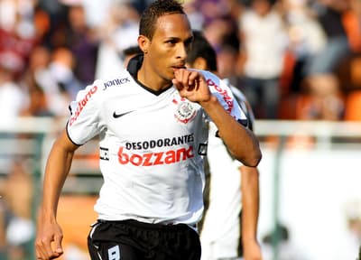 Corinthians 5 x 0 São Paulo no Brasileirão 2011; hat-trick de Liedson no Pacaembu