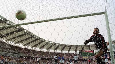 Há 20 anos, golaço de Ronaldinho ‘na madrugada’ classificou o Brasil