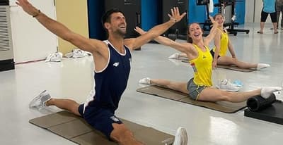 Djokovic ataca de ginasta em Tóquio ao lado de campeã mundial