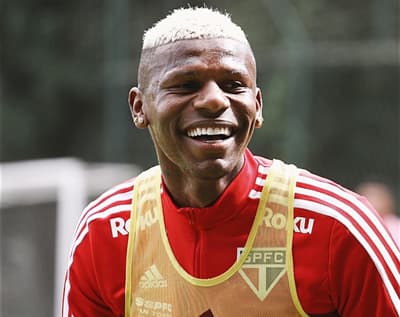 Após vídeos em festas, Arboleda responde o São Paulo e futuro deve ser definido