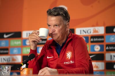 Ex-técnico da Holanda, Louis van Gaal supera câncer e cogita retorno ao futebol