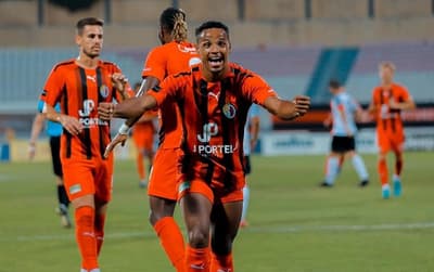 Atacante brasileiro sonha em fazer história na Liga dos Campeões