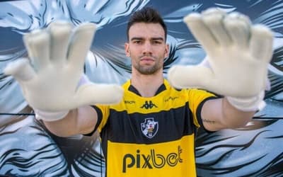 Léo Jardim, do Vasco, se torna o segundo goleiro com mais defesas no Brasileirão