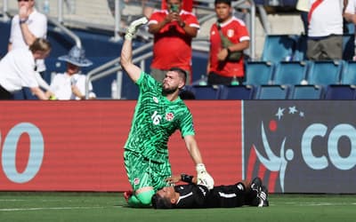 Peru x Canadá: assistente passa mal, cai no gramado e paralisa a partida; veja imagens