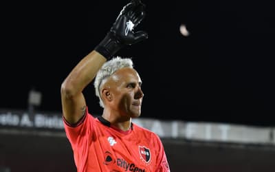 Ex-Real Madrid é ovacionado em estreia pelo time de Messi na Argentina