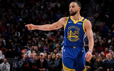 Stephen Curry joga hoje? Veja horário e onde assistir a Warriors x Sixers