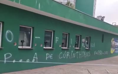 Muros da sede do Palmeiras são pichados após derrota para o Corinthians: 'É guerra'