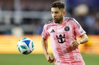 Jordi Alba se aposentou; veja como ficou o time campeão do Barcelona de 2015