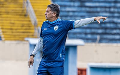 Lanterna da Série B paga multa e tira treinador de time da Série C