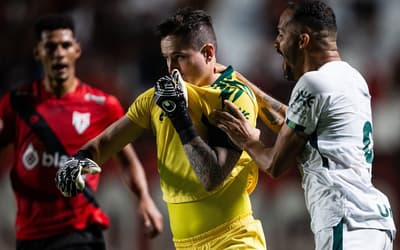 Atitude de goleiro Tadeu após marcar de pênalti gera confusão em Atlético-GO x Goiás